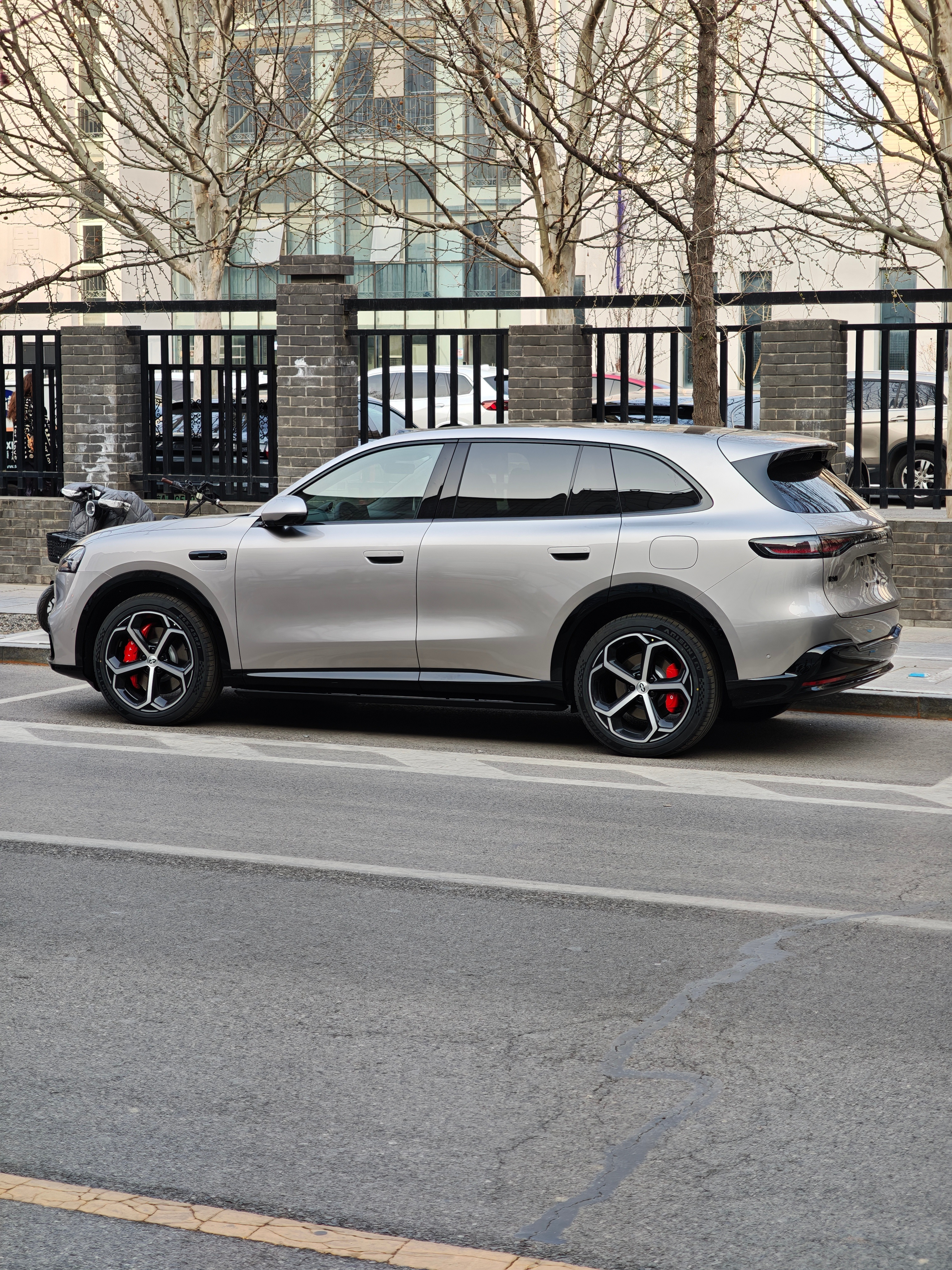 路遇问界M6，感受一下在自然光下的视觉效果~实车比我想象中要圆润很多，胖乎乎的图