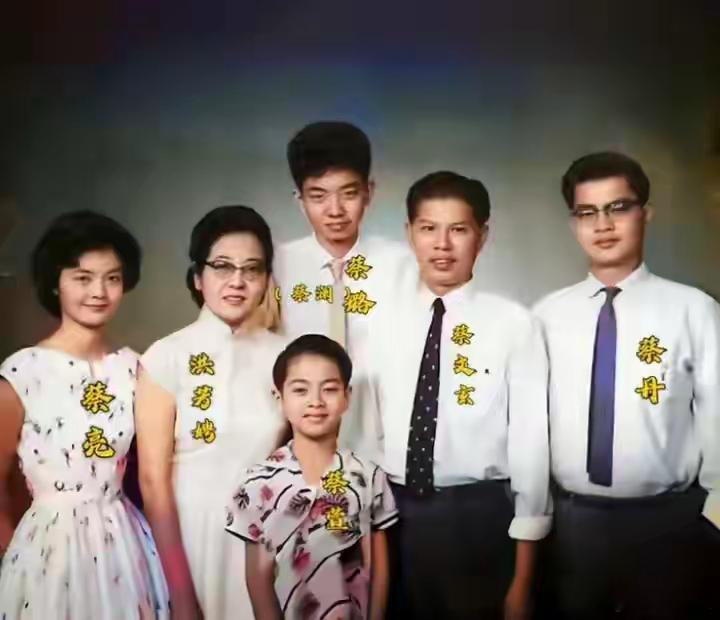 50年代蔡澜与父母及哥哥妹妹们的一张珍贵留影，当年他们是加坡籍华人家庭，母亲是