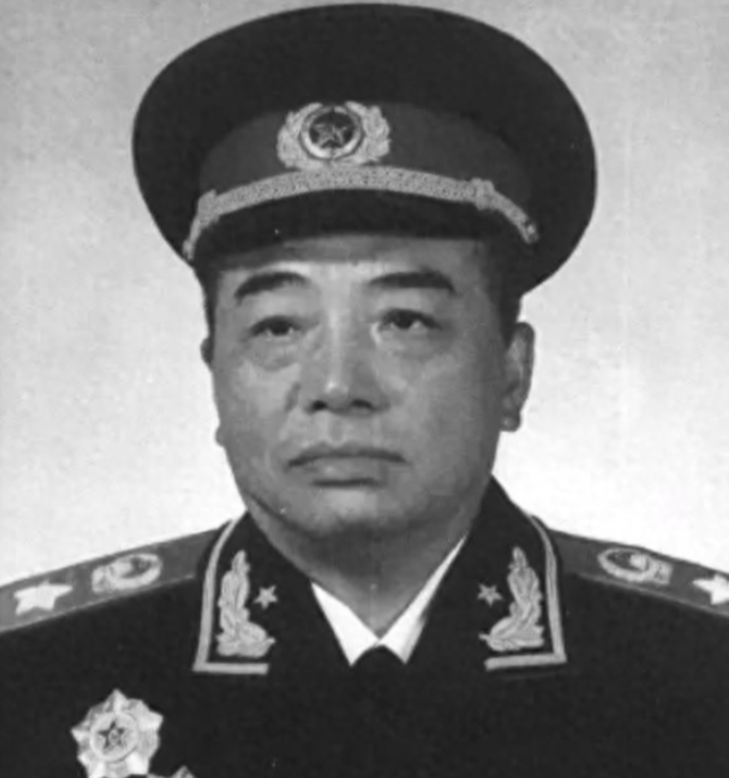 1955年授衔时，志愿军军长回村种地不予授衔，朱老总大怒，不能没他。在经过多轮评