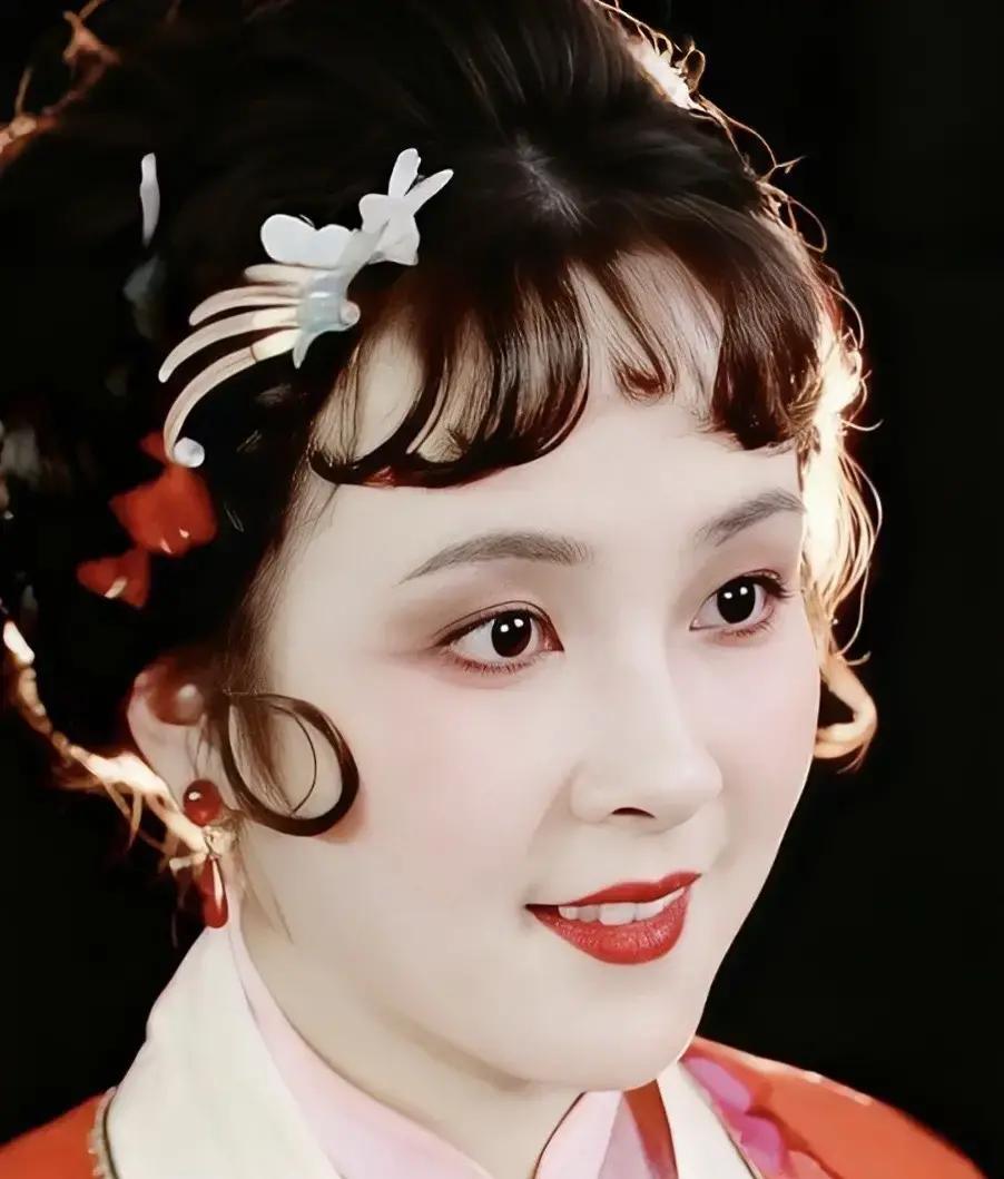 《红楼梦》里，薛宝琴这个小姑娘一出场就让人眼前一亮，才貌双全又活泼可爱，大观园里