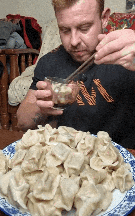 真是没想到原来老外要比我们更会吃饺子啊！相信很多人吃饺子的时候，蘸料一般都是用的