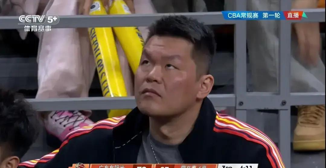 第三节还有4分11秒，广东东阳光只领先9分。镜头一转，替补席上的朱芳雨眉头紧锁，