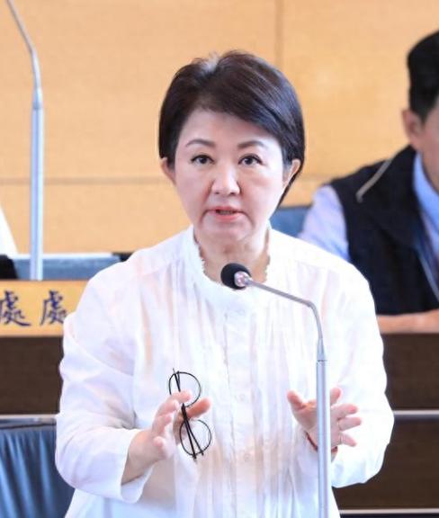 谁说卢秀燕菜了?她太有心机了!卢秀燕的处境有些微妙。她一直保持低调,