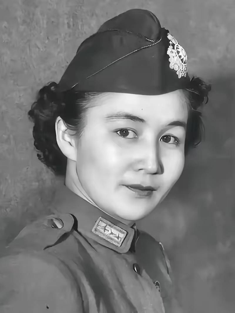 国民党有个女少将，叫胡兰畦。她把自己在成都的房产田地，亲手交到未婚夫陈毅的父母手