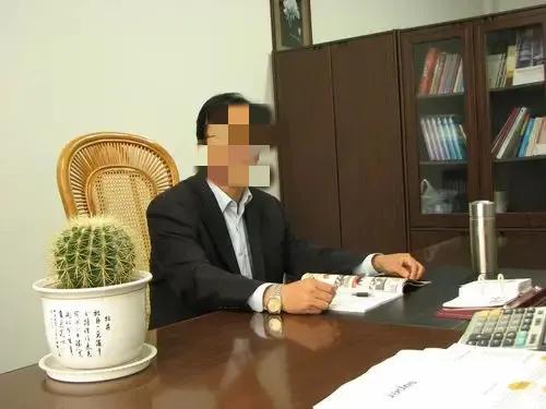 做“领导”很舒服吗?那可太舒服了！我有个同事担任局长一职，他有独立的办公室，