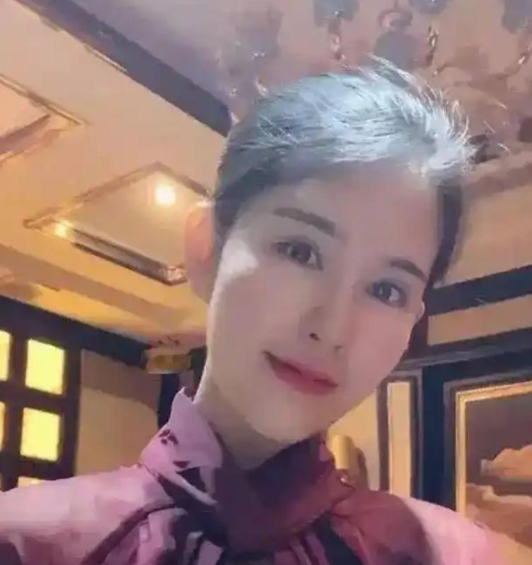 她面容娇美穿旗袍弹古筝，在抖音喊“中国人帮中国人”。她是“缅北电诈第一女魔头”：