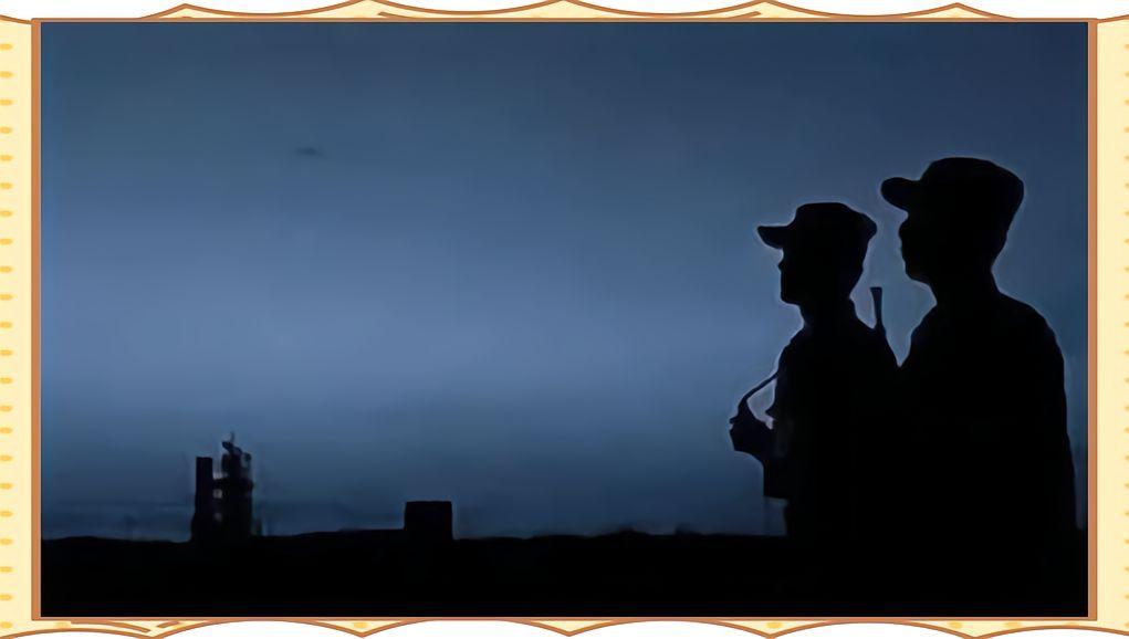 战友借走3万后人间蒸发，15年后我去银行注销旧卡，柜员看了眼卡说：先生，最后一笔