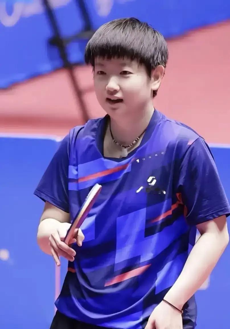 脚踝一扭，孙颖莎直接躺回北京。北医三院一句话：二级韧带伤，歇四到六周。爸妈连夜赶