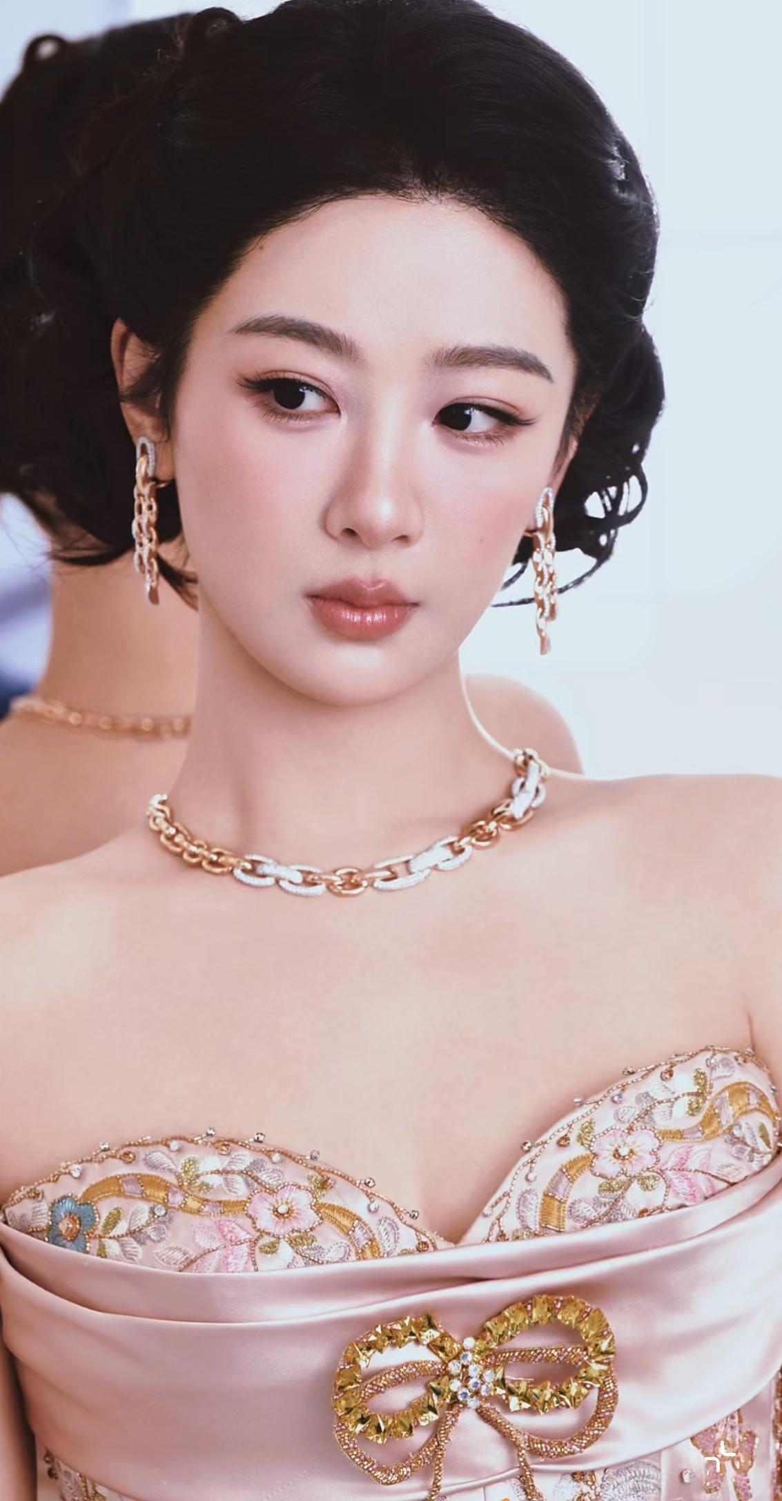 请大家放下手头工作，一起来祝贺这位女明星，终于不再是陪跑了！连续三年