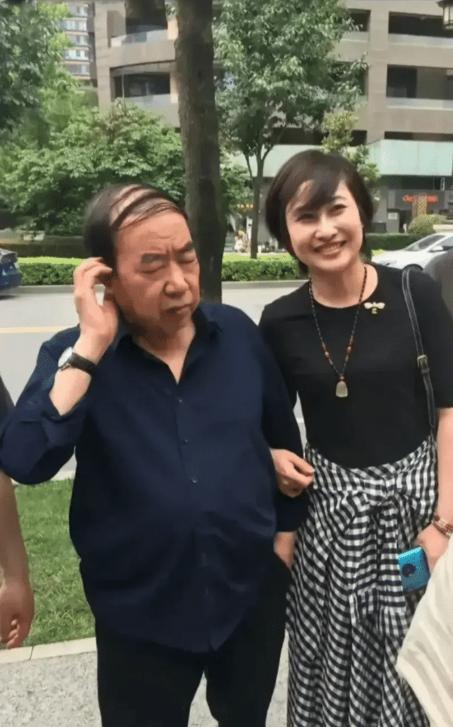 🌞1996年，44岁的贾平凹，娶27岁的护士郭梅为妻。婚后，他问妻子：“我