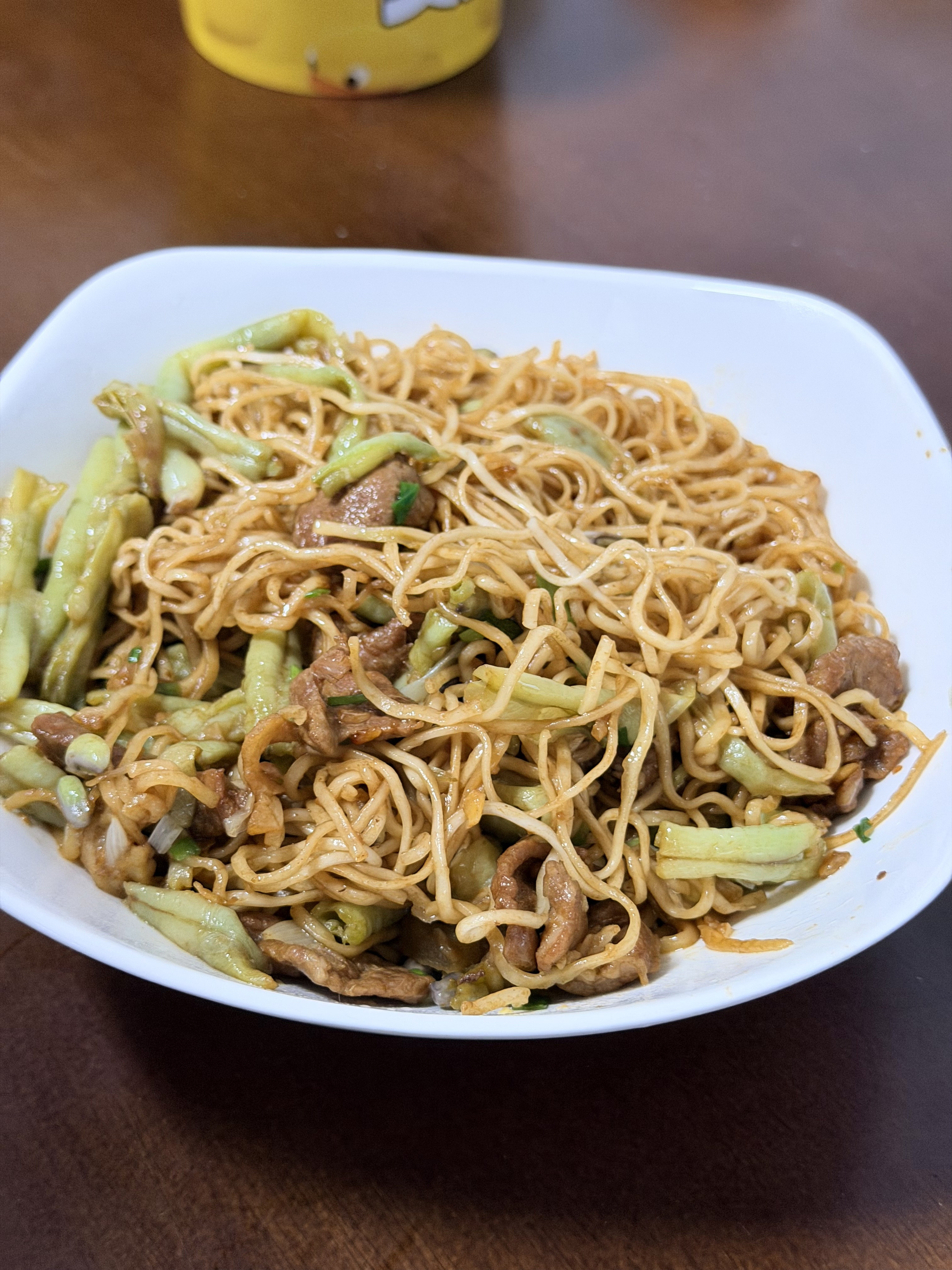 晚上我妈做了卤面条，河南面食肉菜炒熟，面条靠蒸，最后拌在一起就行5月中旬，我爸