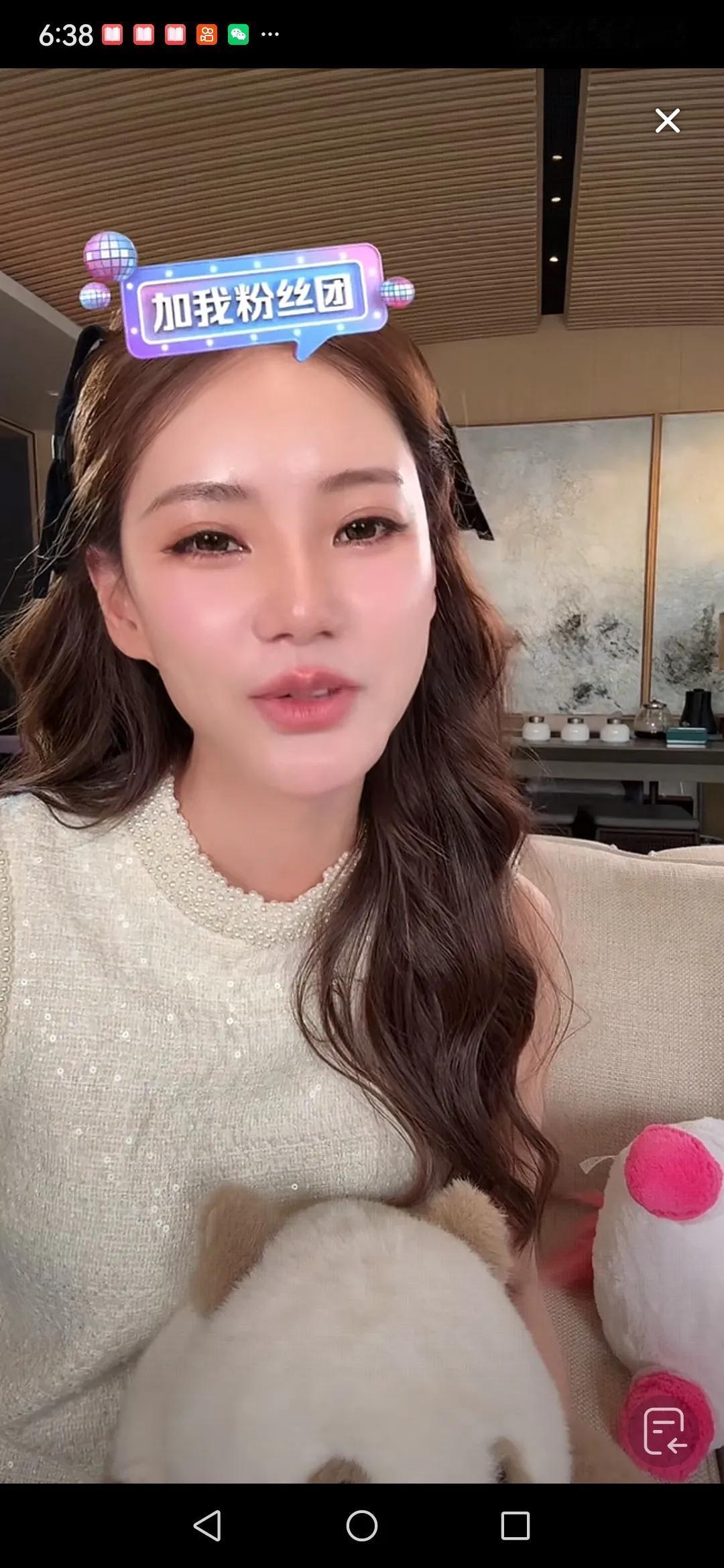 马筱梅，很随和！6月10日下午，马筱梅在抖音开直播，乐乐助播，这也是大S去世后