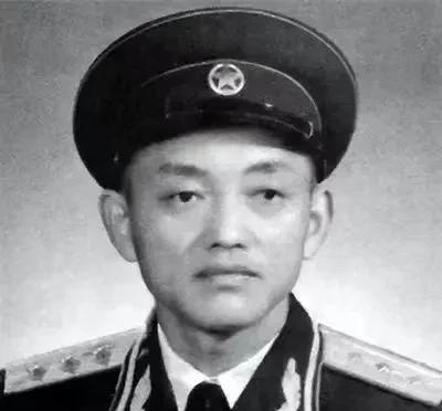 1951年，志愿军的一个团因为没有收到总部撤退的命令被美军包围，就在进退两难之际