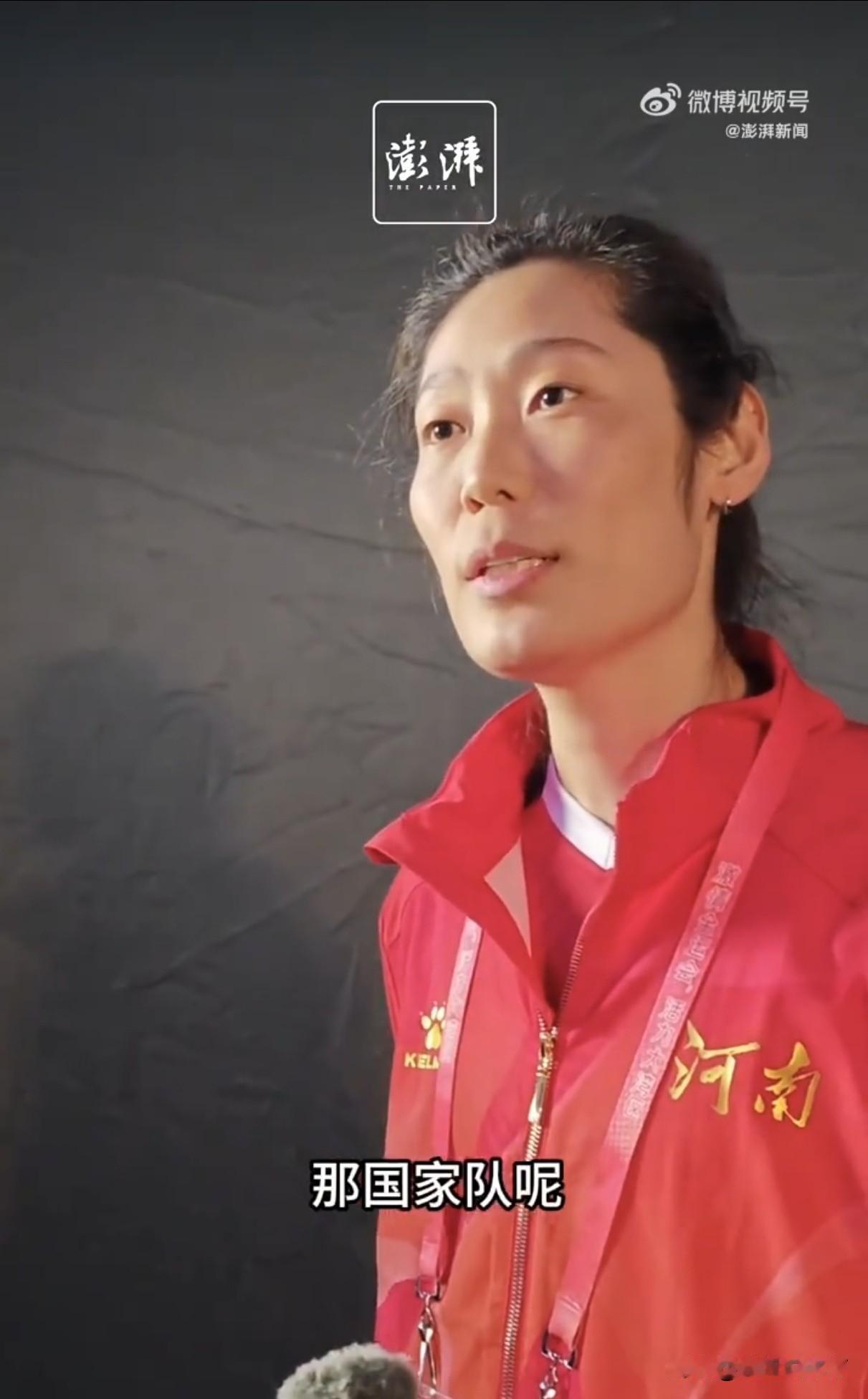 朱婷接受采访一听说“国家队”立马掉头就走，赖亚文观战与她无互动。朱婷经过采访区，