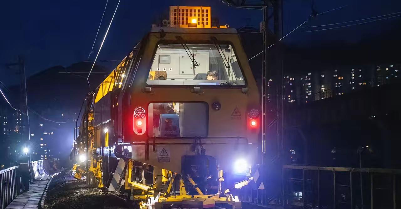 昆明铁路11人死亡这代价也太大了，车行驶在曲线段，由于惯性，看到人刹车也来不及了