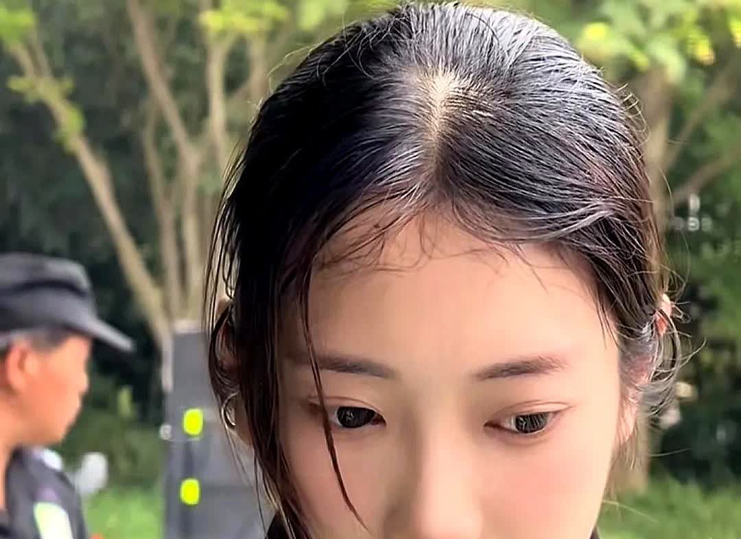兔子警官，素颜无滤镜秒杀多少粉饰的女星见过执勤时单手扶摩托的飒劲