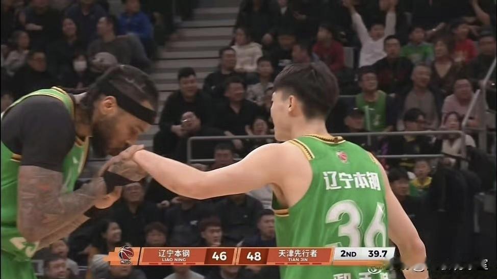 莫兰德太会整活了，亲吻鄢手骐的手背，这可是球队核心级别的待遇，你让赵继伟怎么想？