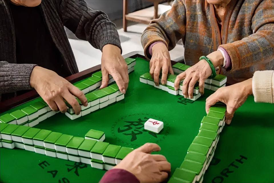 乐极生悲！河南，一52岁男子过年时和亲戚们打牌，当天也是手气爆棚，想要什么牌就来