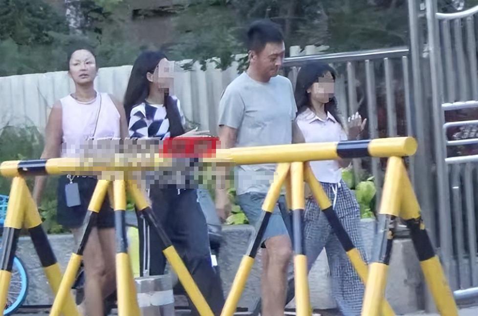 近日，有网友偶遇演员瞿颖一家四口外出，一组生活感十足的画面引发关注，没有精心打扮