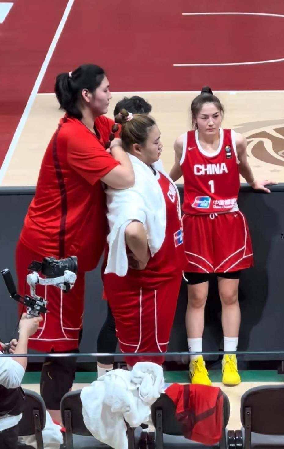 中巴女篮热身赛第二场张子宇与刘禹彤相比差距就很明显了，张子宇只有篮下攻筐那一下而