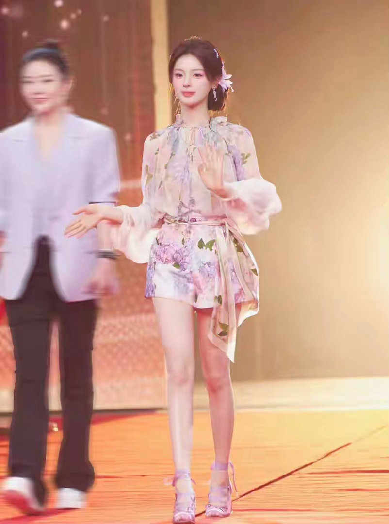 杨超越晒花仙子美照，甜度超标，网友：这是仙女下凡了吧