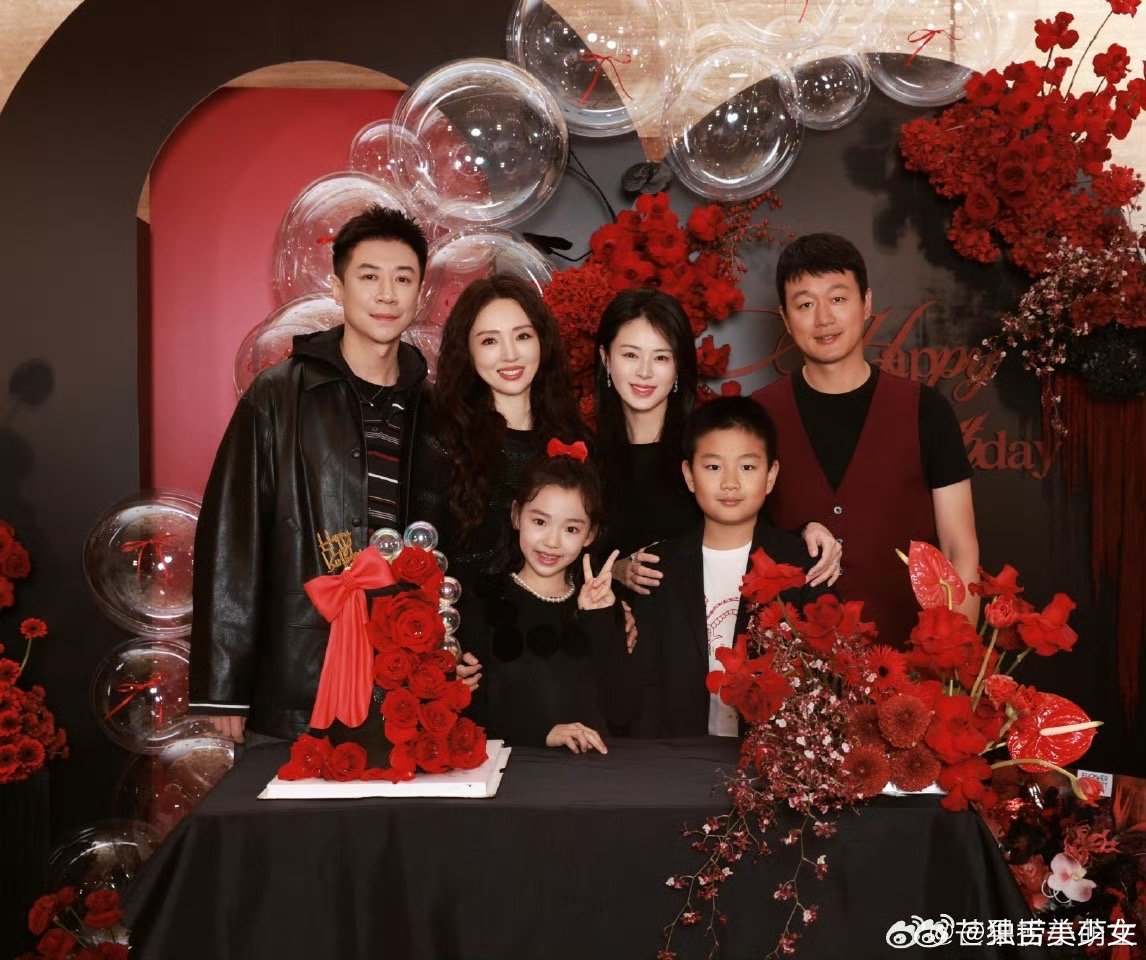 董璇一家与佟大为一家合照董璇生日聚会，老公张维伊女儿小酒窝，闺蜜佟丽娅、佟大为关