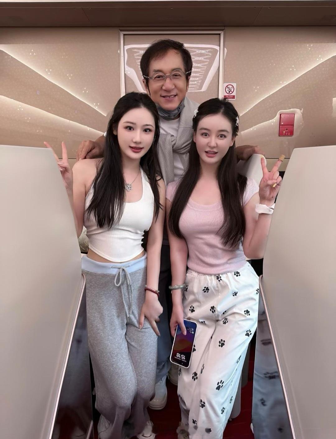 成龙在高铁上被偶遇，他虽然70岁了，但看起来很年轻，和民众们合照，非常的亲民！