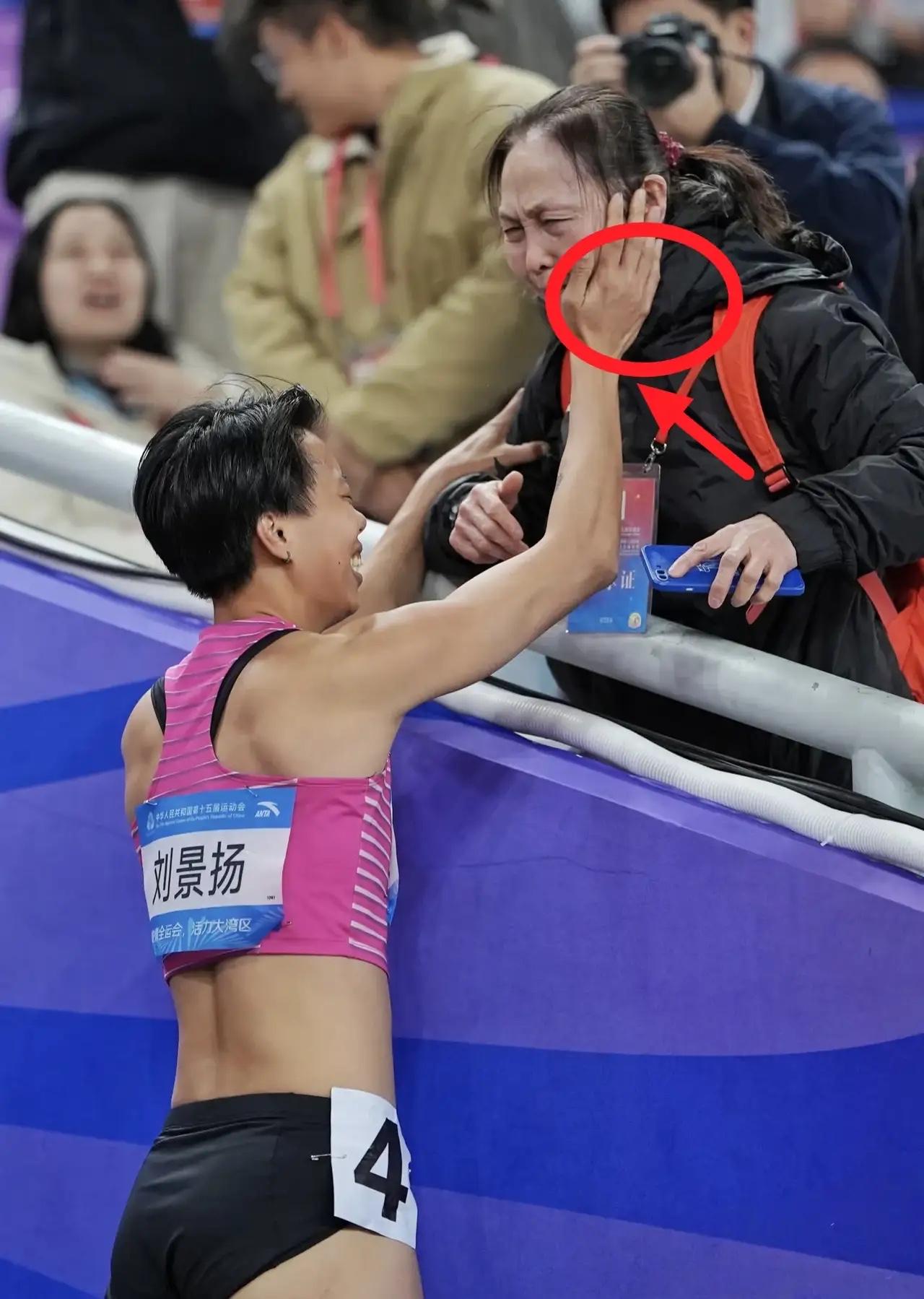 破防！刘景扬夺冠后第一个拥抱给了妈妈，12秒83背后是母亲8年付出