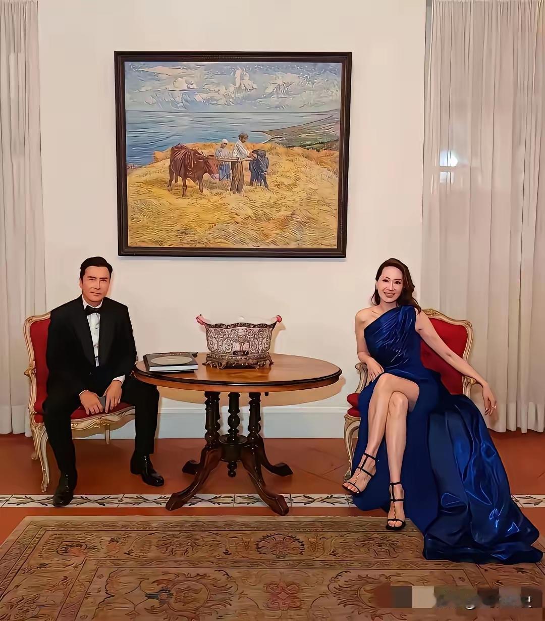 照片里那对万众瞩目的夫妇，让人羡慕有钱人朴实无华的生活。像打怪辣妈Vivian，