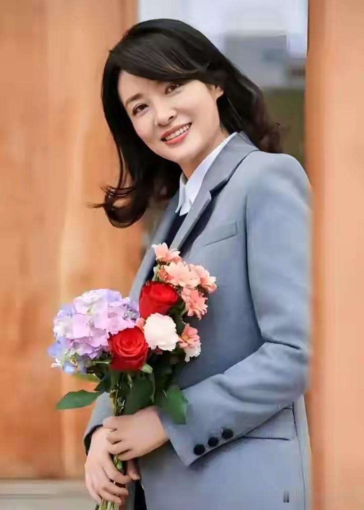 周涛不愧是女神级别的，比朱琳还要好看，本人超级年轻漂亮，身材高挑、浓眉大眼，穿着