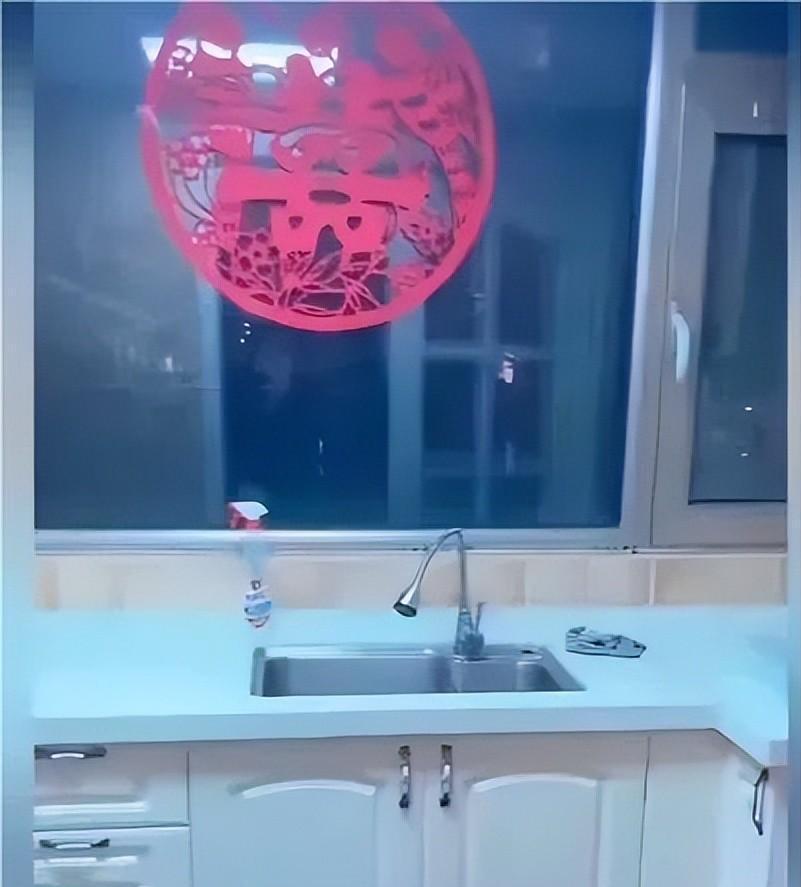 “最好的房东遇见了最好的租客！”北京一位女房东把自家房子租给一对小情侣，十年来从