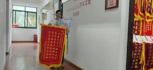 浙江上虞，一女子在路边摊买了6.6元的小青菜，回到家，她竟然在塑料袋里，发现了一