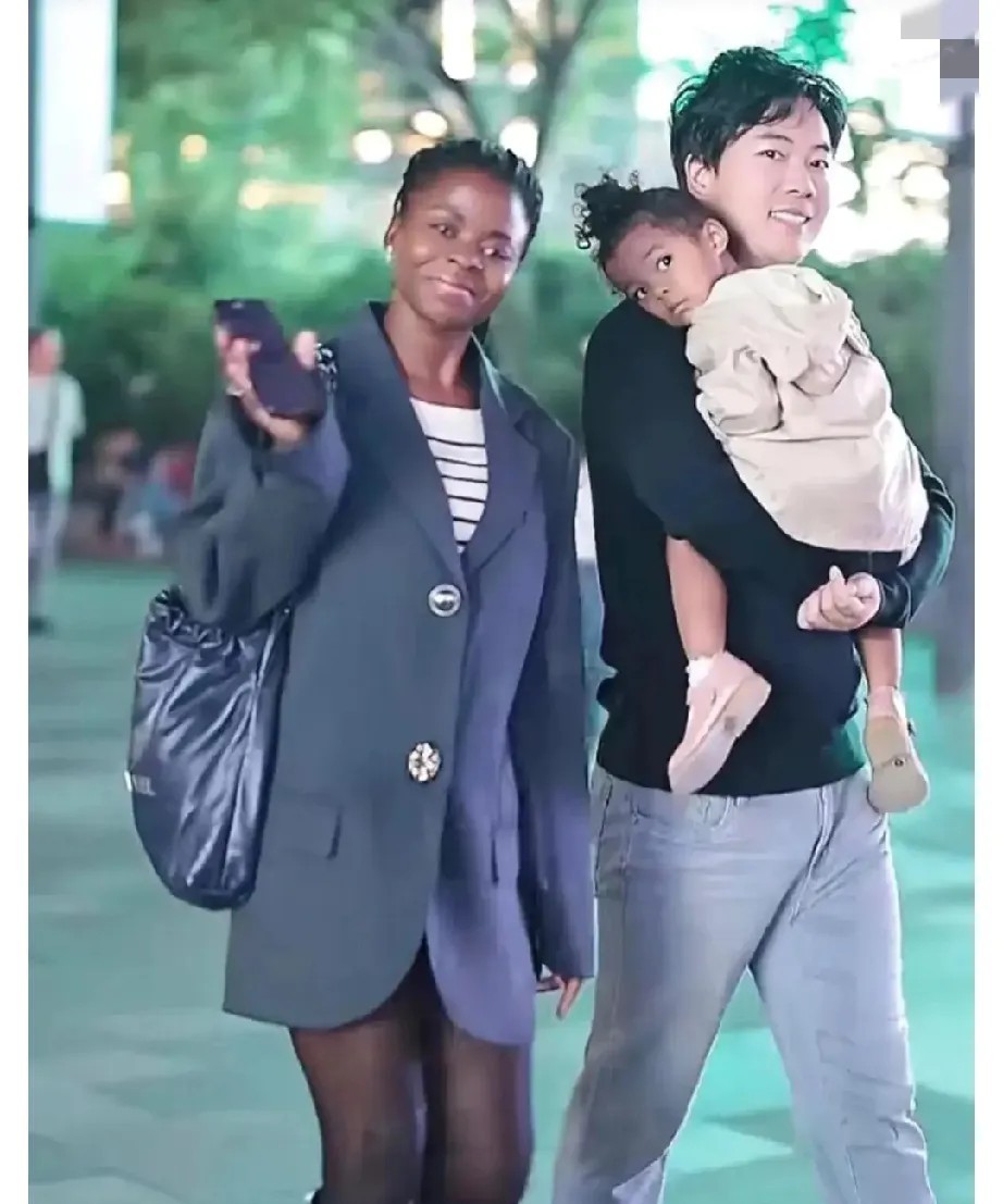 非洲女孩嫁给帅气的中国男人，脸上藏不住的开心，小女孩也非常可爱，幸福的一家三口。