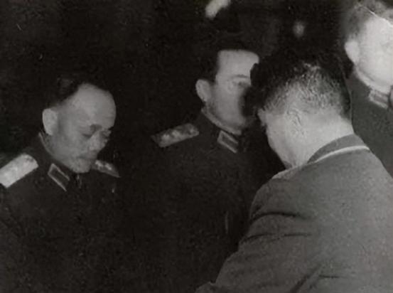 他被免去地方、军队职务，待业5年，结果等来退出现役，限期搬家“1977年4月，
