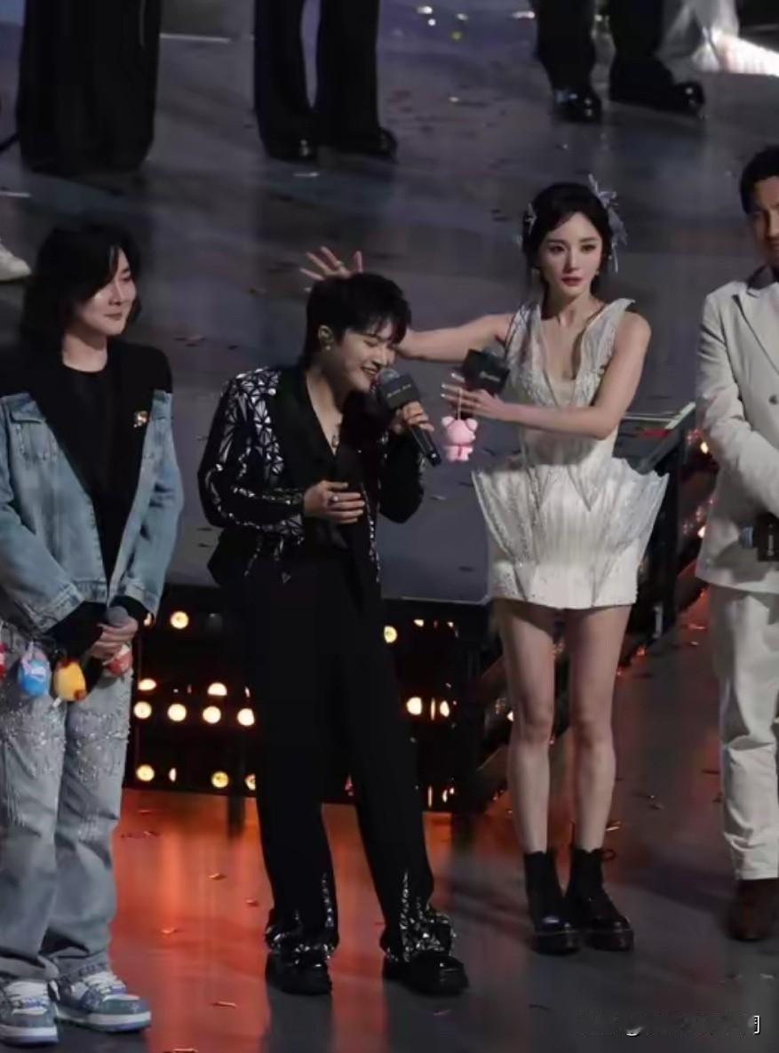 很少见杨幂玩的这么嗨，嗨的像个孩子[呲牙笑][呲牙笑][呲牙笑]她应该挺喜欢这个游戏，