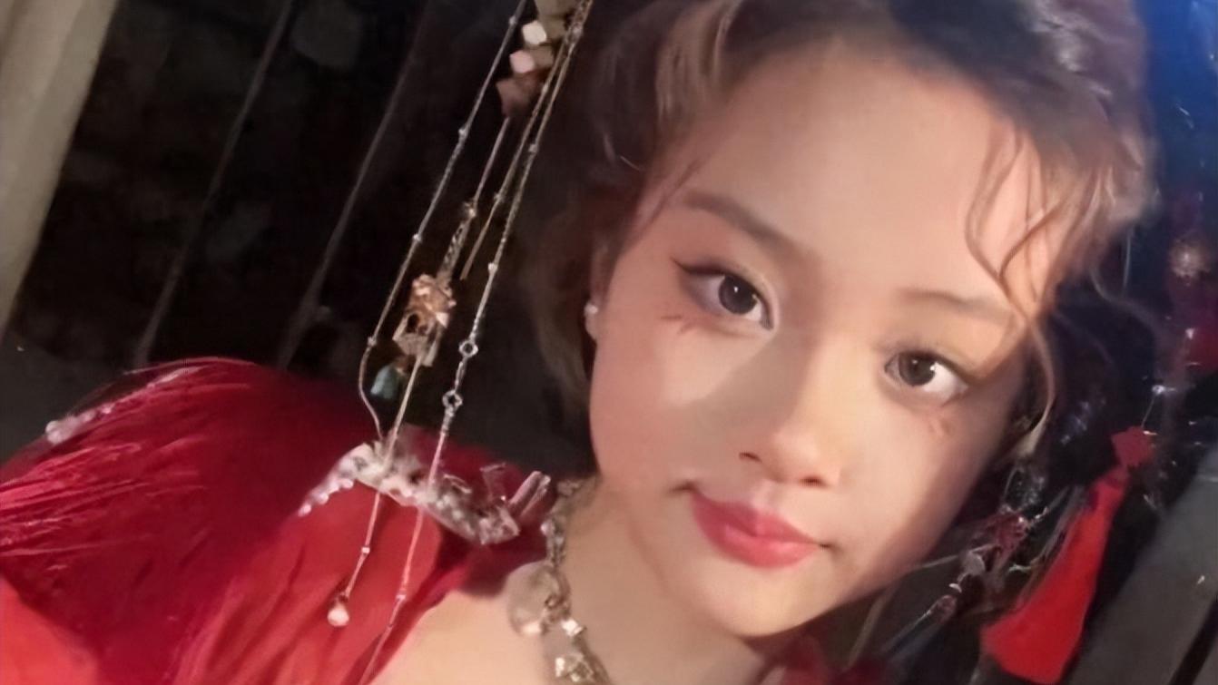 李小璐12岁女儿拍古装照, 甜馨穿红色纱裙超像妈妈, 越长越漂亮