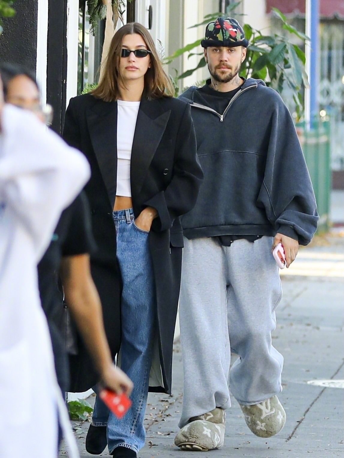 贾斯汀·比伯与爱妻海莉现身西好莱坞的一家水疗中心享受二人悠闲时光。前两天看到了俩