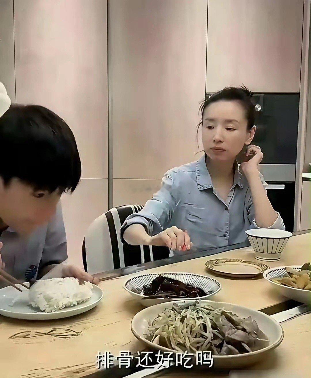 董洁家的桌子竟然有条缝，这是什么设计？