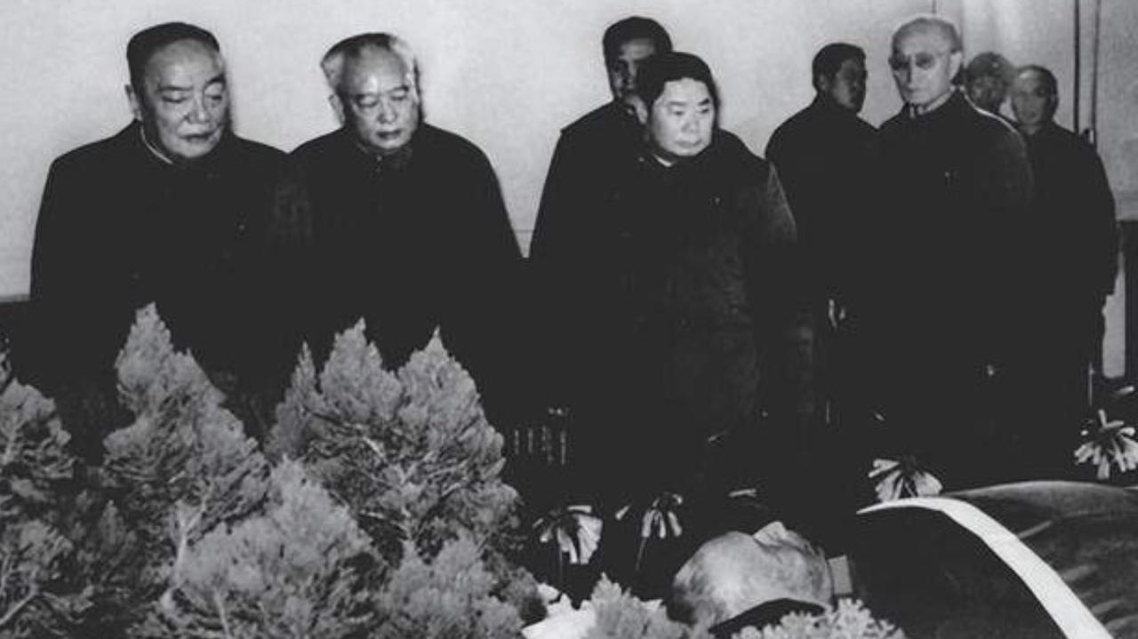 1984年2月，粟裕大将在北京逝世。讣告中有句话在其他将帅中从未出现1