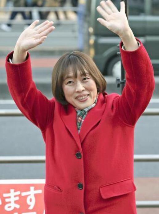 2月3日，日本读卖新闻说：“在众议院选举中，有一位身穿红衣的‘孤勇者’，她每天到