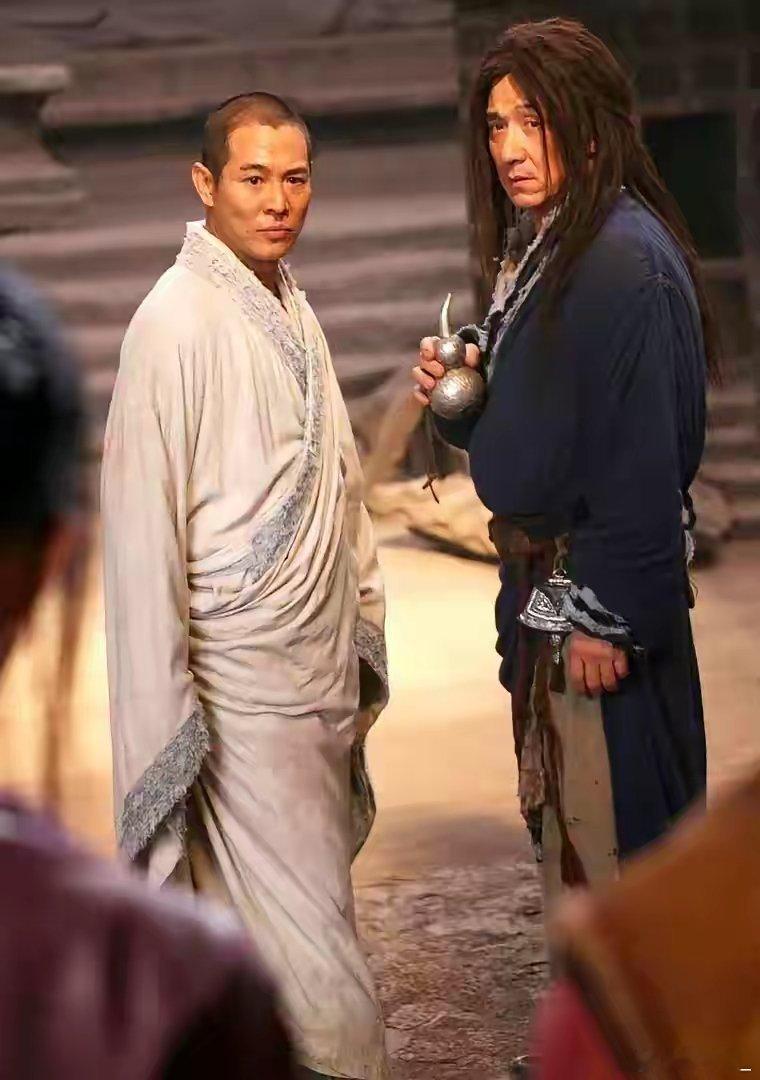我问我舅，成龙和李连杰在好莱坞发展是不是差不多？我舅放下茶杯说，差得远。李连杰在