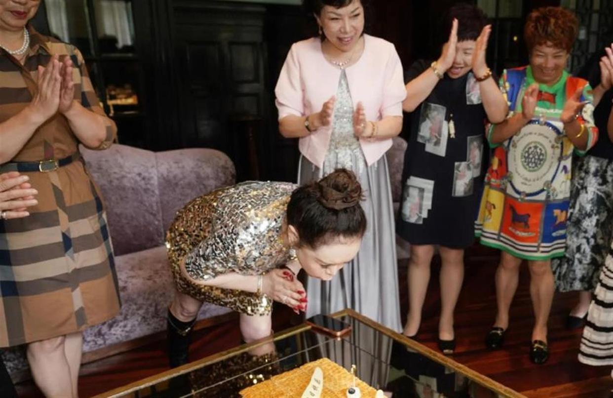 孙俪带邓超给妈妈庆生，孙母戴金手镯大钻戒，有个孝顺女儿真的享福​