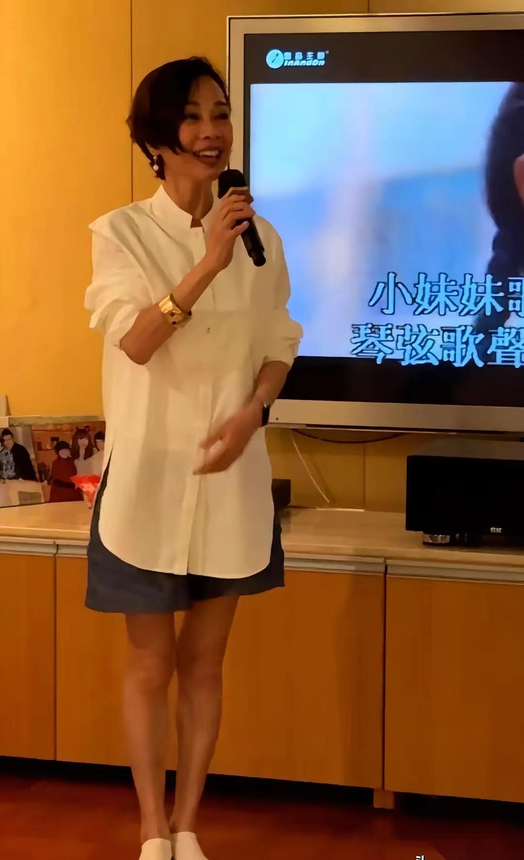 陈松伶是真瘦啊，大腿看着和小腿的粗细差不多一样。穿着一件宽宽大大的白衬衣。看着很
