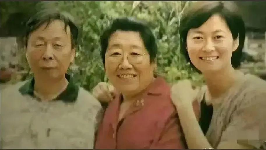 敬一丹父亲敬毓嵩的长相，看着真的好温和哦，一点也不像高级干部，日常应该很好相处。