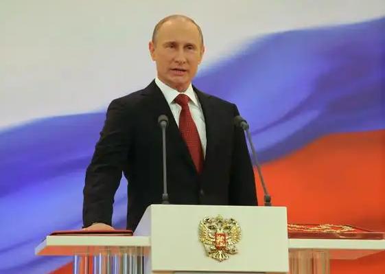 印度记者当场逼问普京“中印开战你站谁”，普京一句话让全场哑口无言，原来背后是经济