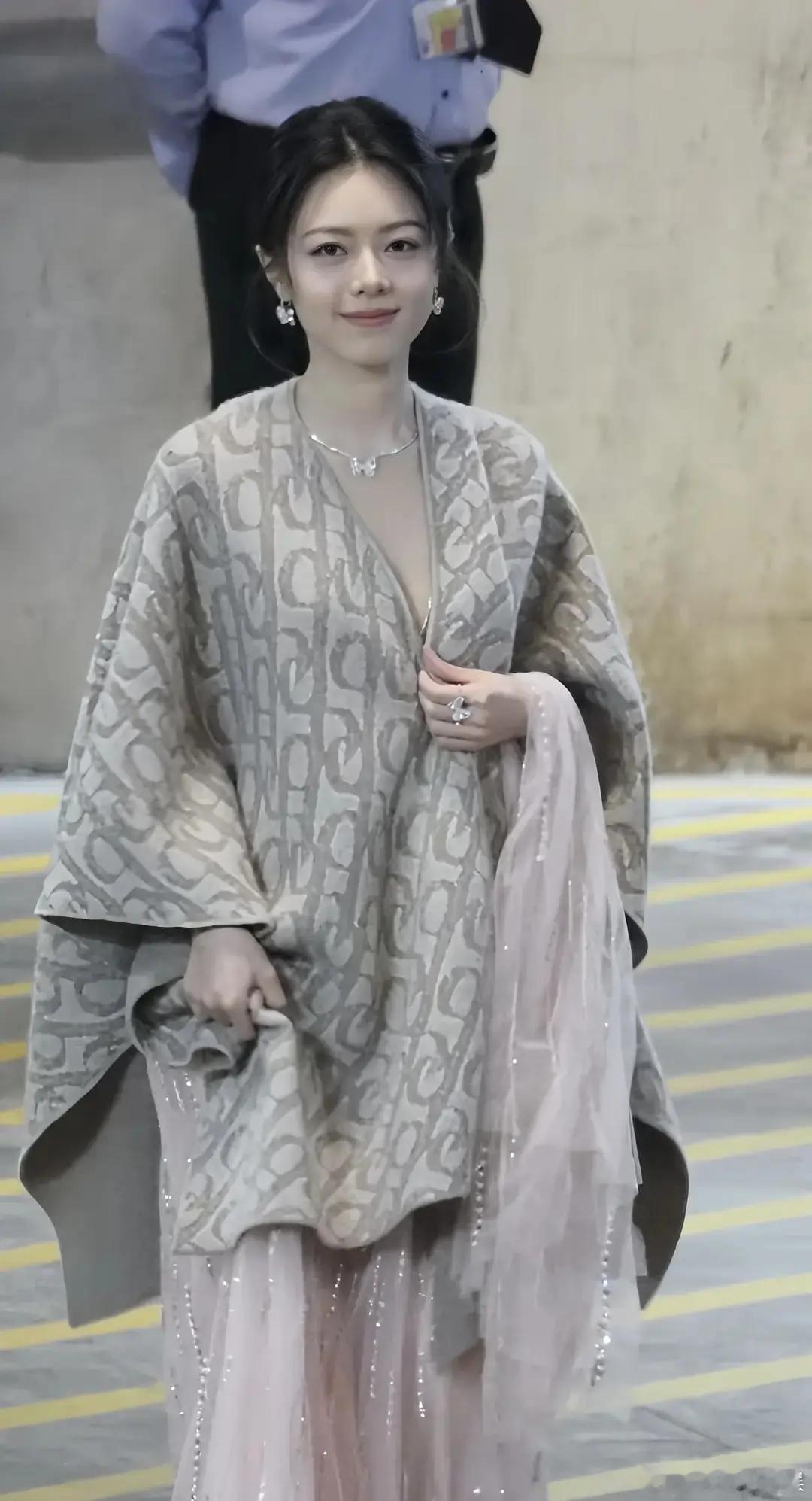 真的可以看出赵今麦的化妆师已经在很用力的在画出高级感了