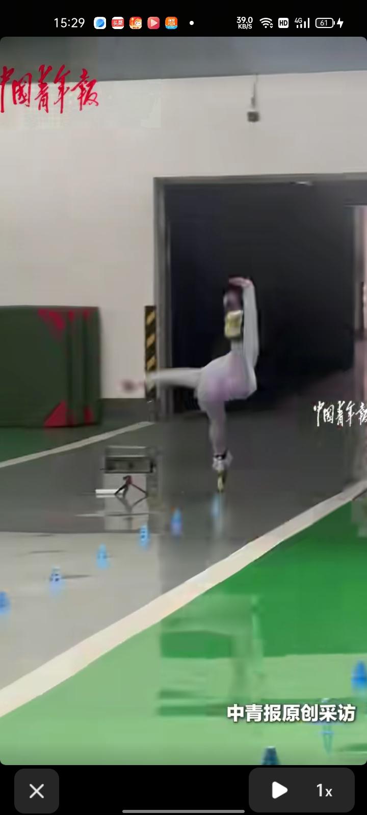 3月28日，浙江金华。十岁女孩练习轮滑单脚速度过桩，动作灵活敏捷，快到模糊。