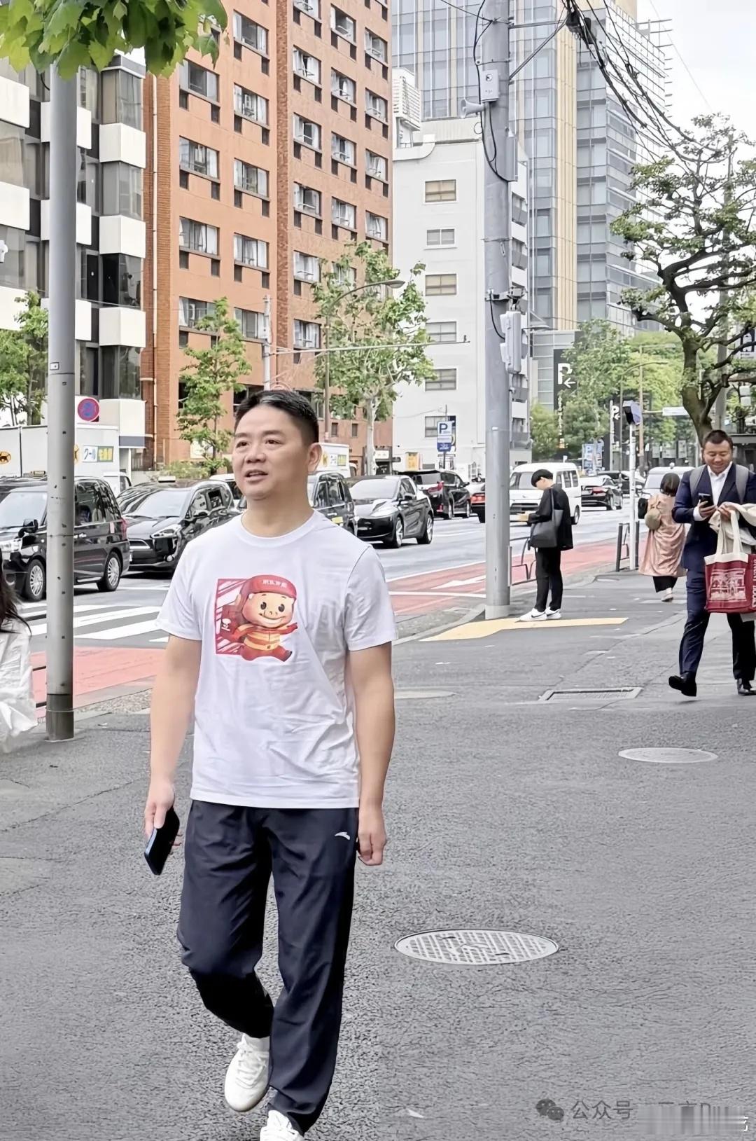 刘强东去东京都不忘推广京东外卖[大笑]京东外卖​​​