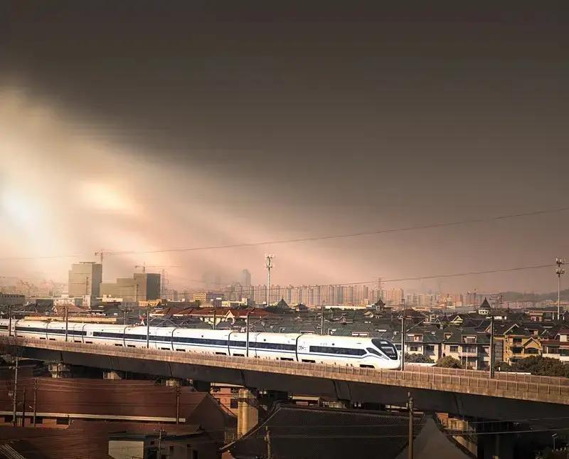 58岁退休教师林淑华送28岁侄女坐高铁，连发五条微信追问检票口、车厢号、充电宝带