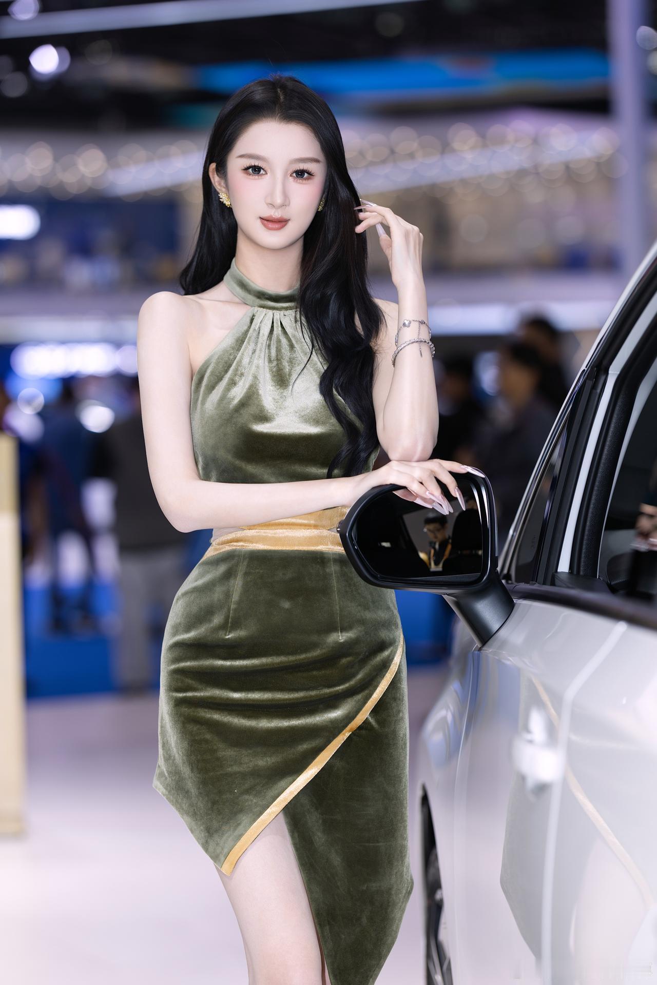 美女车模穿搭写真